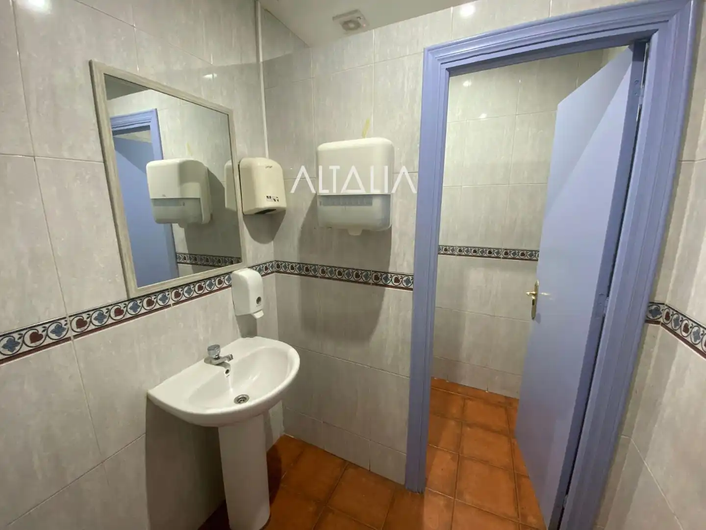 Baño de Local en venta en Cuenca con Aire acondicionado