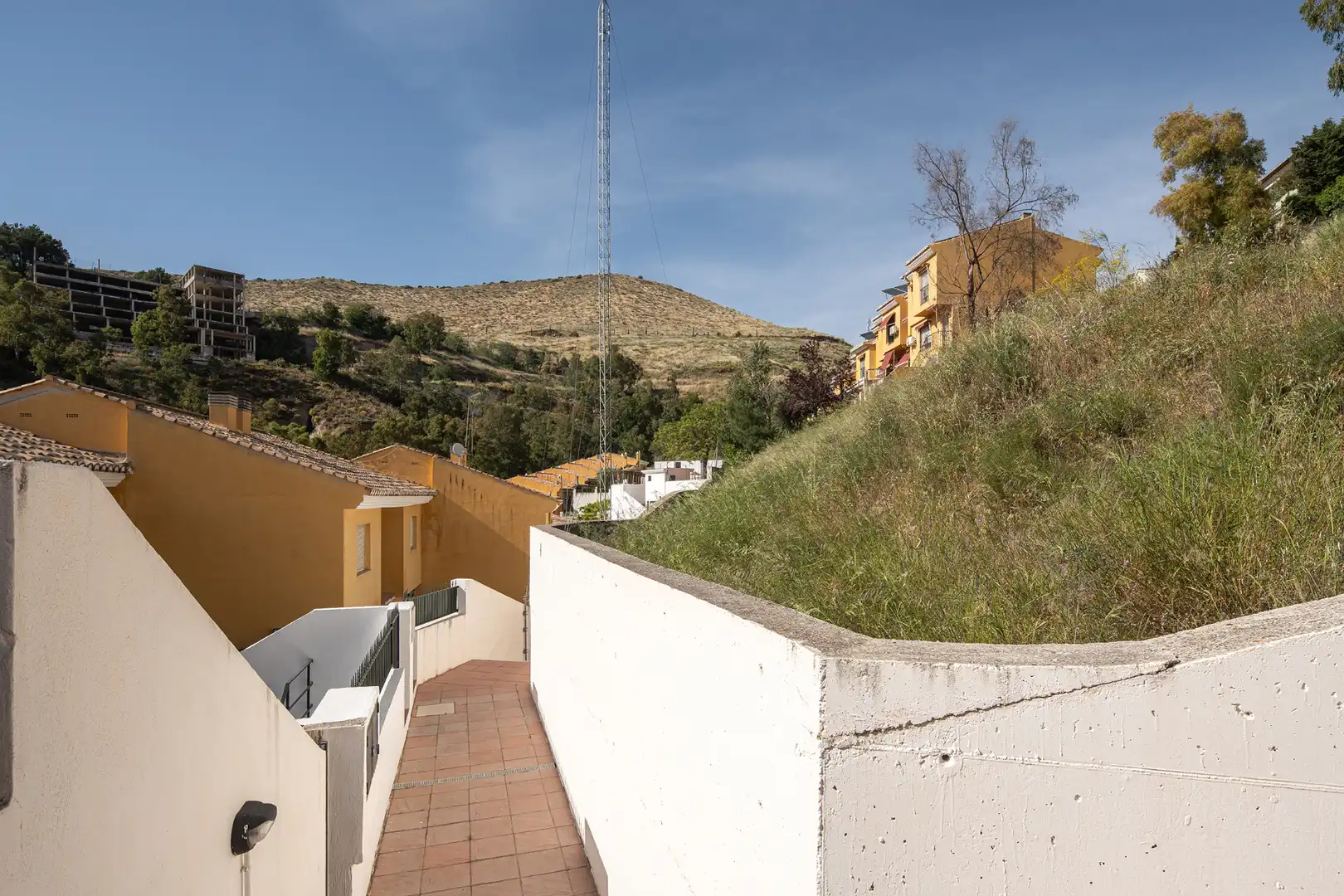 Vista exterior de Casa adosada en venta en Cenes de la Vega con Aire acondicionado, Calefacción y Terraza