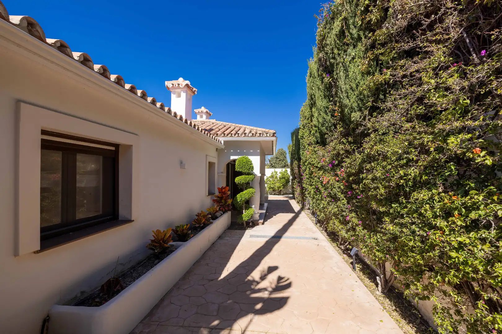 Vista exterior de Casa o xalet en venda en Marbella amb Aire condicionat, Calefacció i Jardí privat