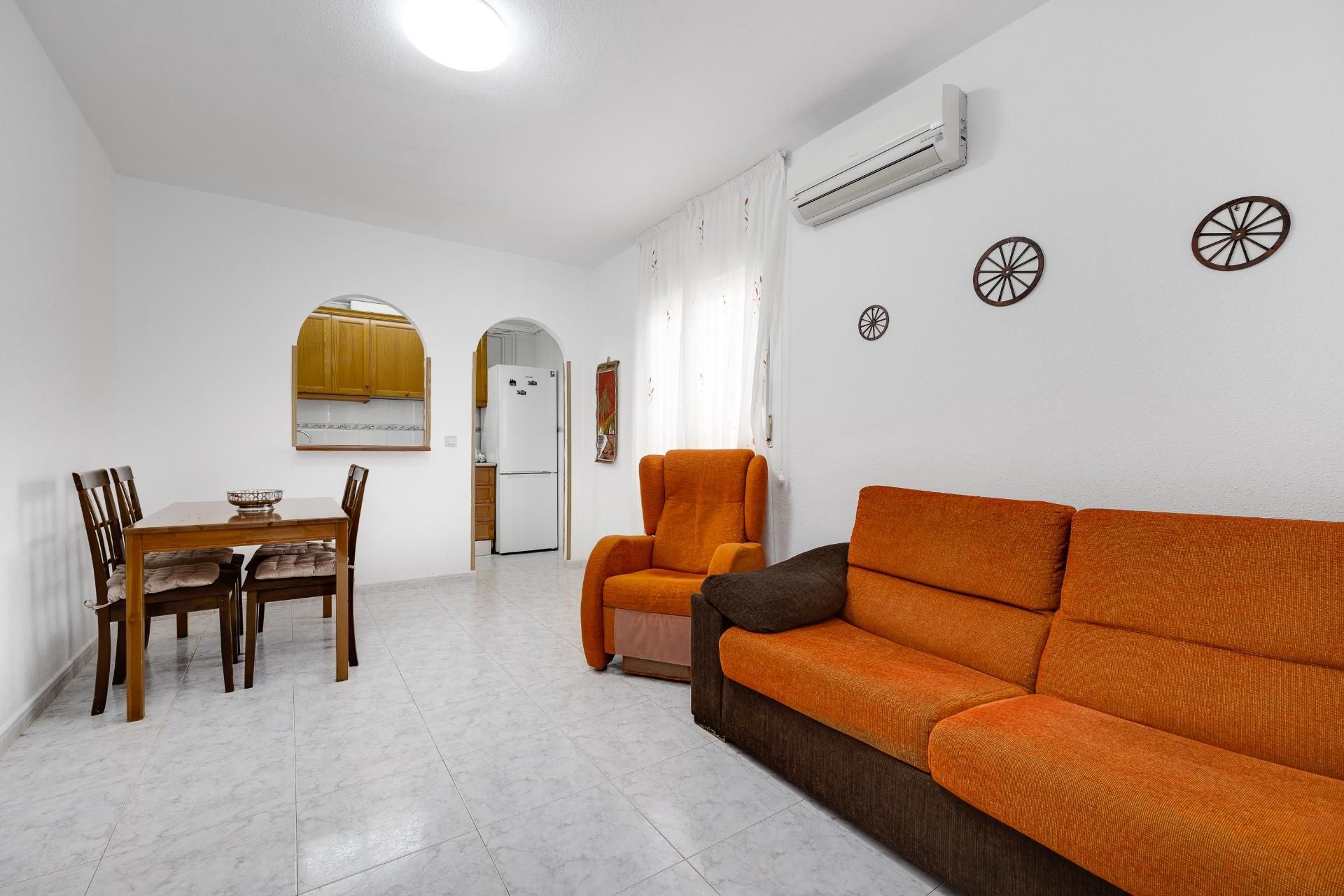 Sala d'estar de Apartament en venda en Torrevieja amb Aire condicionat, Jardí privat i Terrassa