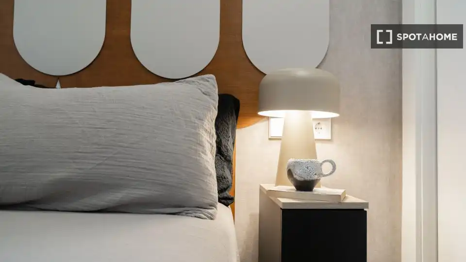 Dormitori de Apartament per a compartir en Madrid amb Aire condicionat, Terrassa i Moblat