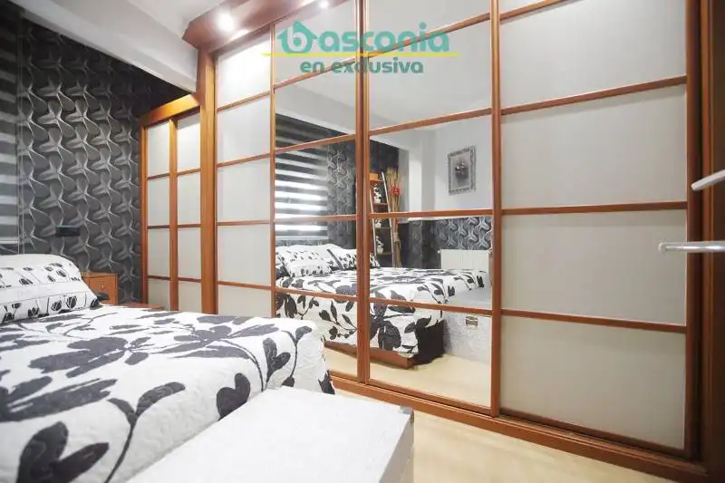 Habitación de Piso en venta en Basauri  con Calefacción, Amueblado y Balcón