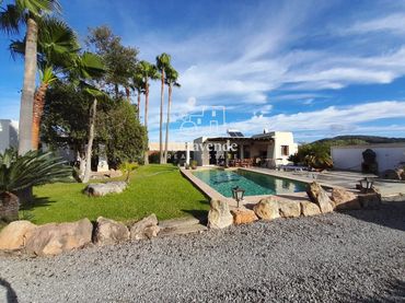 Casa amb piscina en venda a Carrer de Rubio