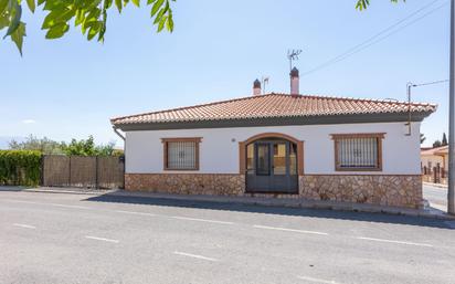 Vista exterior de Casa o xalet en venda en Guadix amb Jardí privat