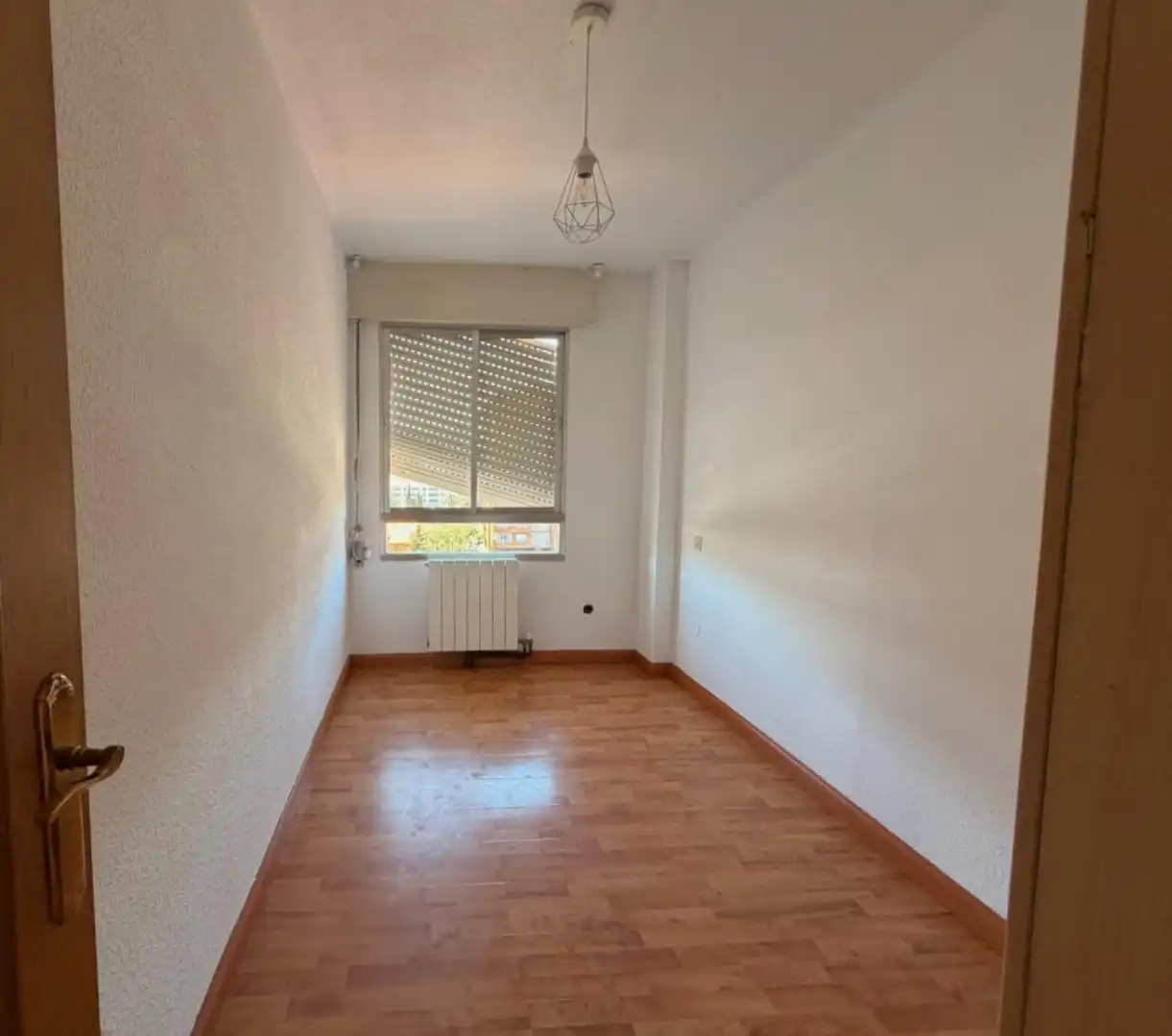 Dormitori de Pis en venda en Torrelavega  amb Calefacció, Jardí privat i Parquet
