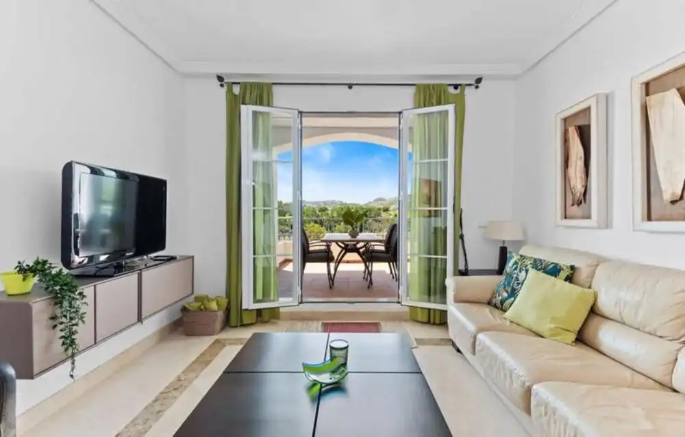 Sala d'estar de Apartament de lloguer en Benahavís amb Aire condicionat, Terrassa i Traster