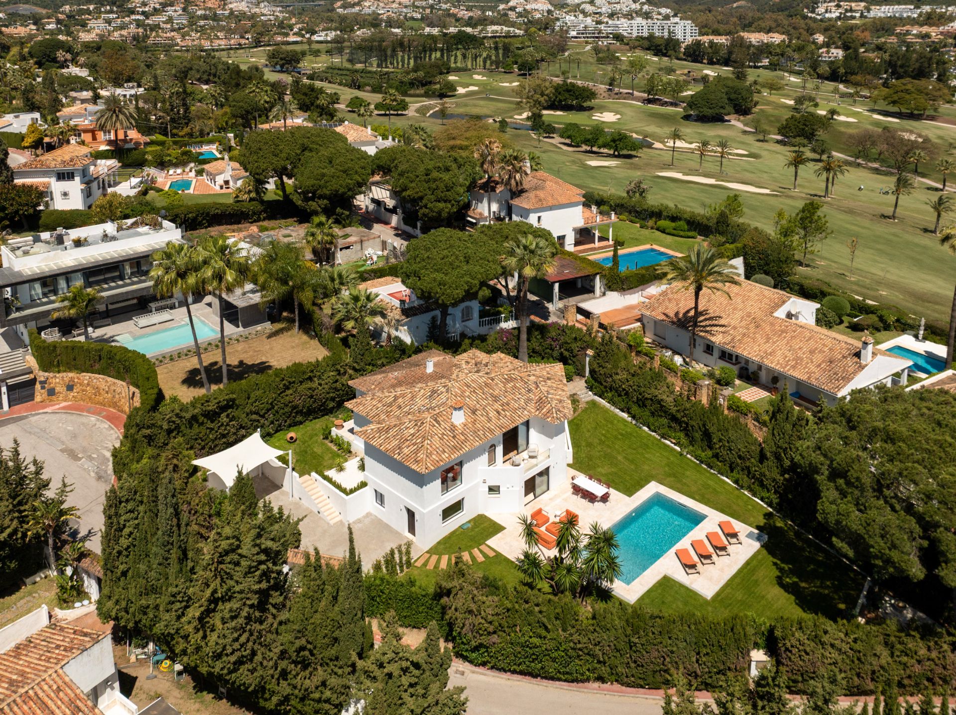 Vista exterior de Casa o xalet en venda en Marbella amb Aire condicionat, Calefacció i Jardí privat