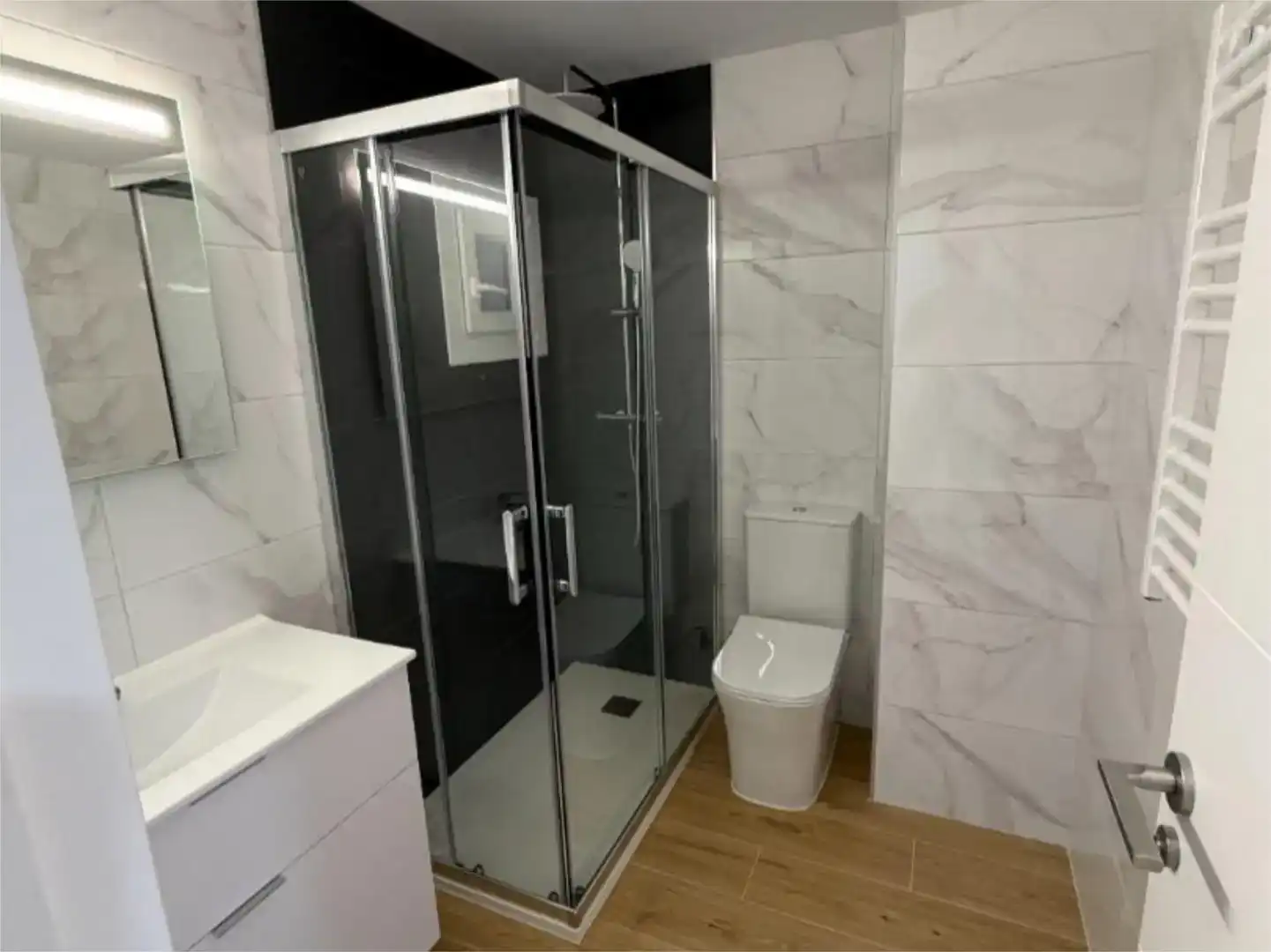 Badezimmer von Wohnung zum Verkauf in Ames mit Klimaanlage