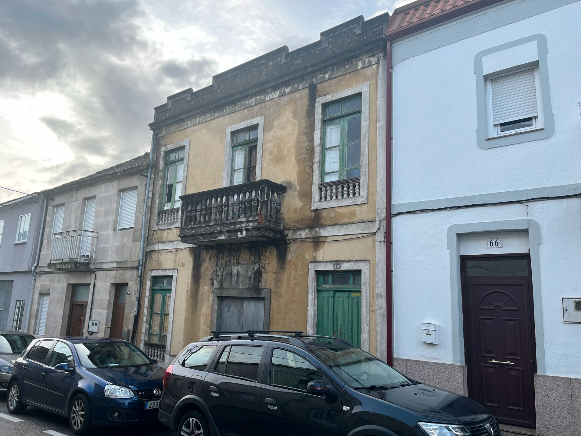 Vista exterior de Casa adosada en venda en Vigo  amb Balcó