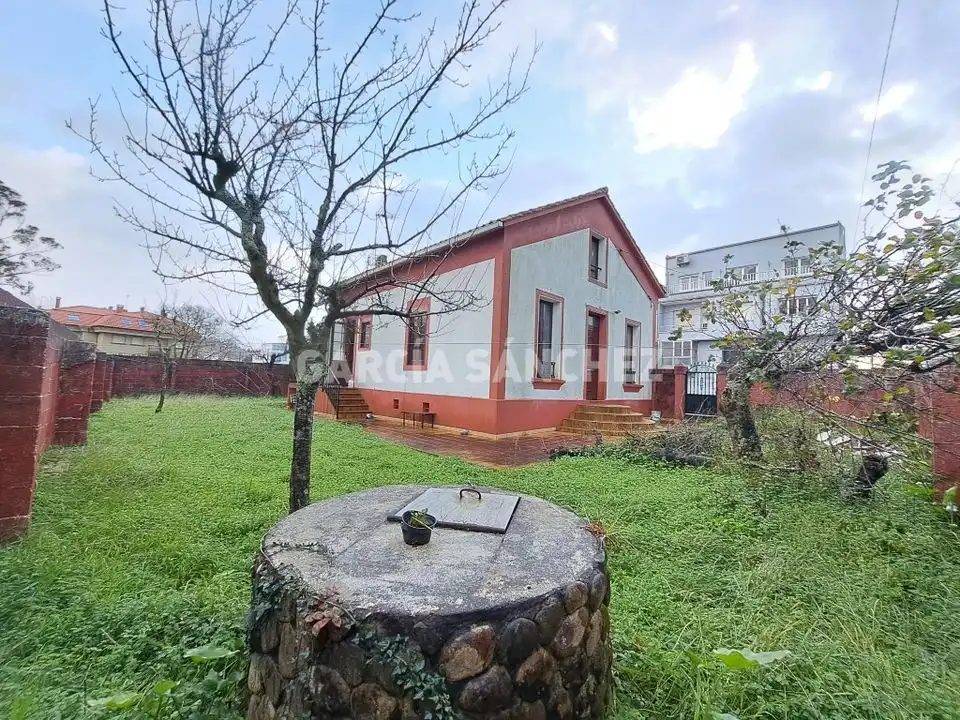 Vista exterior de Casa o xalet en venda en Boiro amb Jardí privat i Traster