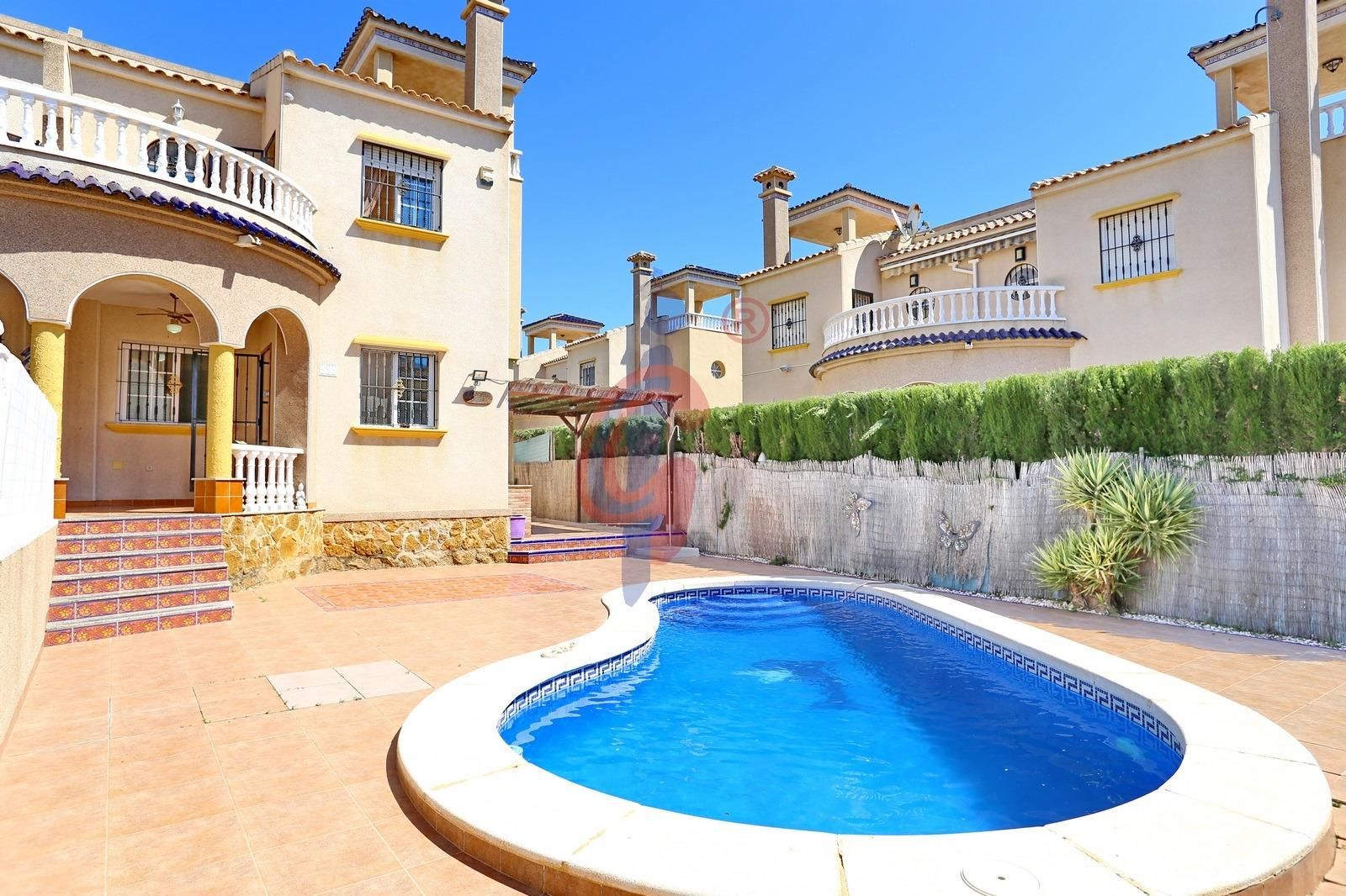 Vista exterior de Casa adosada en venda en Guardamar del Segura amb Aire condicionat, Jardí privat i Terrassa