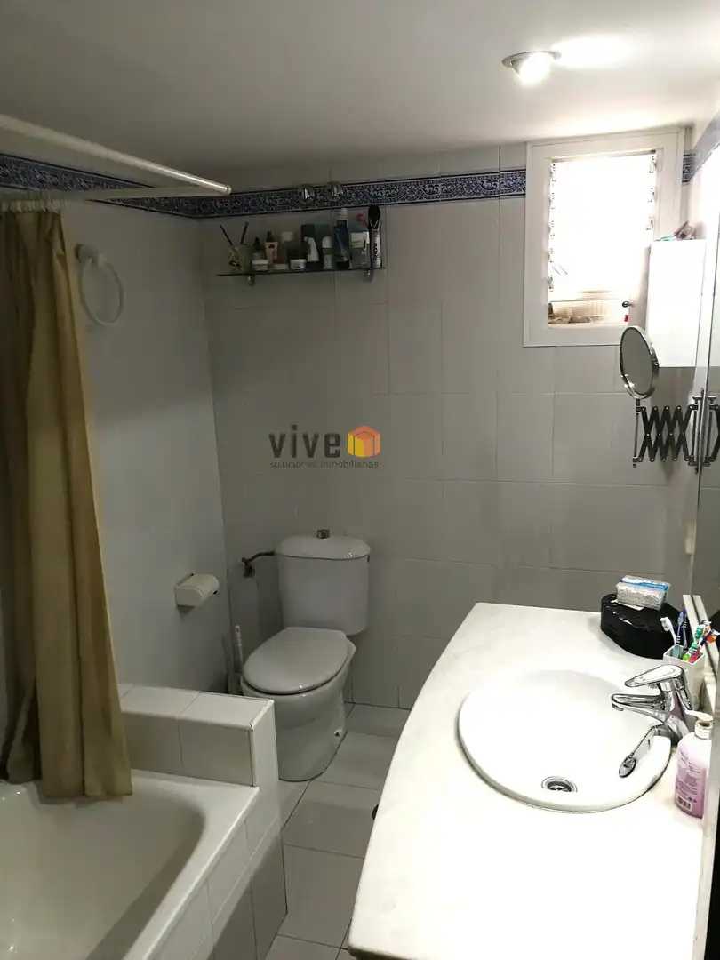 Bathroom of Flat for sale in Sevilla  with Air Conditioner, Heating and Furnished