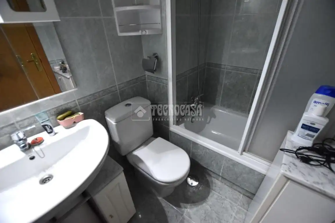 Bathroom of Flat for sale in Getafe  with Air Conditioner, Heating and Parquet flooring