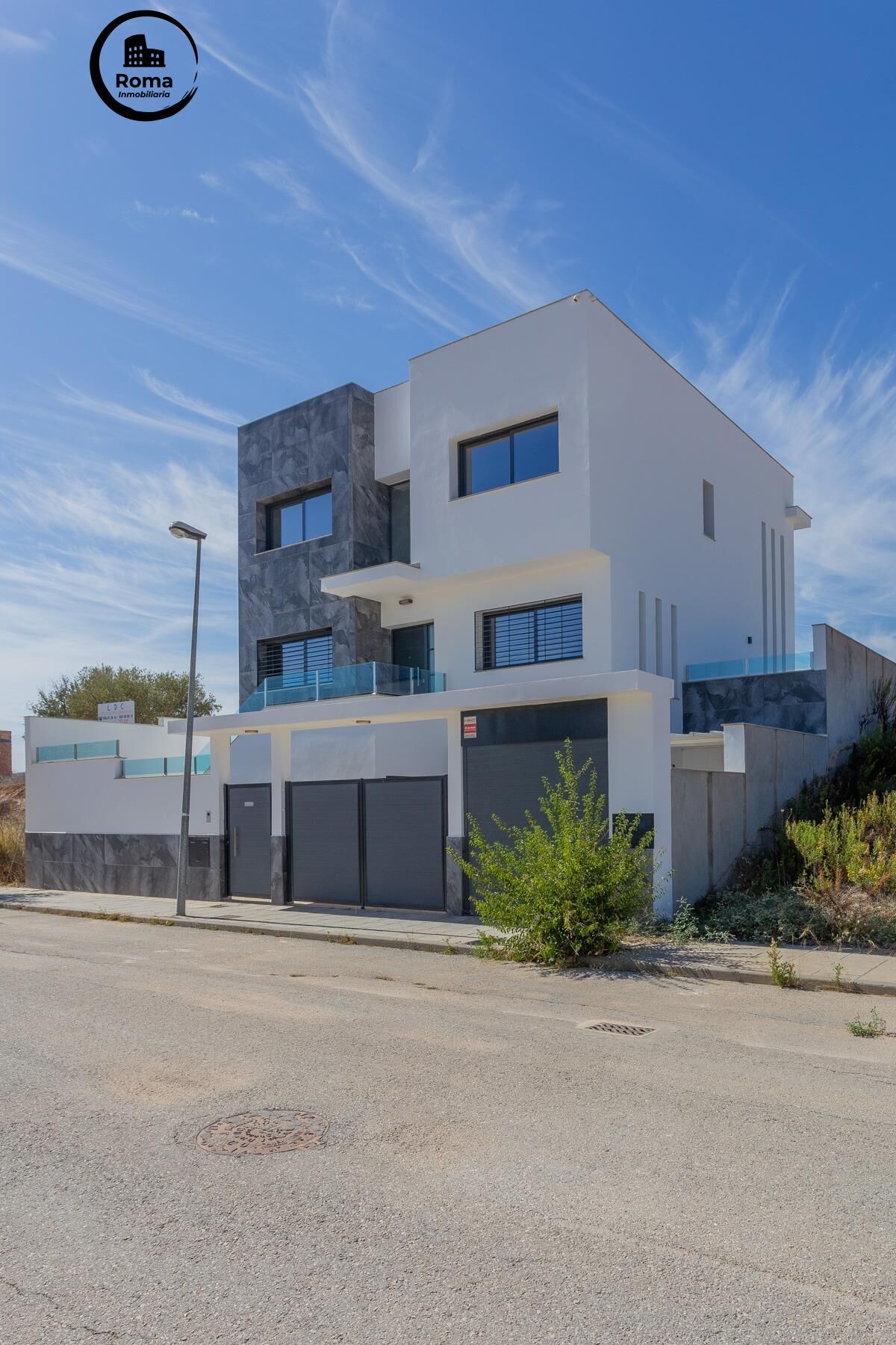 Vista exterior de Casa o xalet en venda en Atarfe amb Aire condicionat, Calefacció i Jardí privat