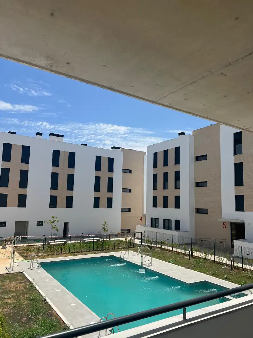 Vista exterior de Piso de alquiler en Camas con Aire acondicionado, Calefacción y Terraza
