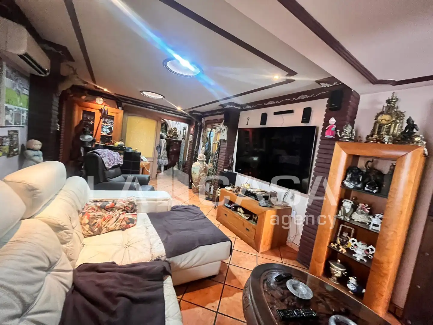Sala d'estar de Casa adosada en venda en Algeciras amb Terrassa i Balcó