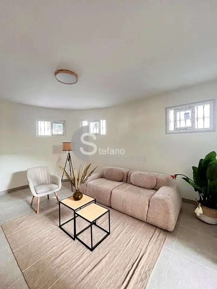 Sala d'estar de Casa o xalet en venda en Benalmádena amb Aire condicionat, Jardí privat i Terrassa