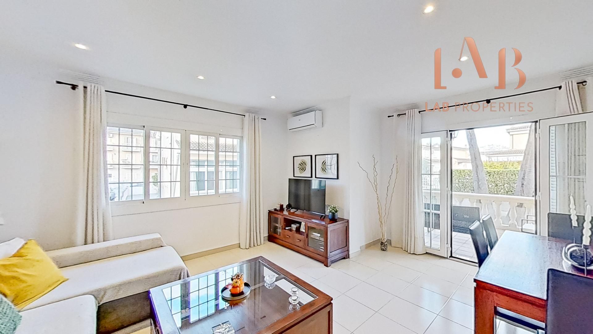 Sala d'estar de Casa adosada en venda en Inca amb Aire condicionat, Jardí privat i Terrassa