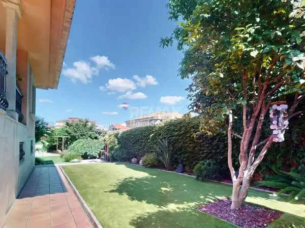Vista exterior de Casa o xalet en venda en Vigo  amb Calefacció, Jardí privat i Parquet
