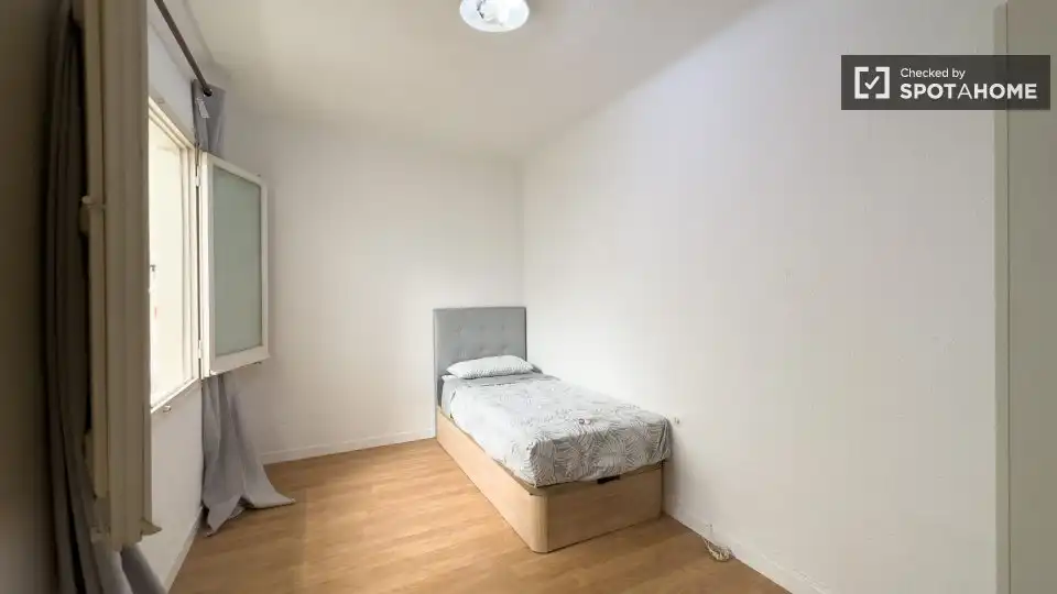 Room in Centre