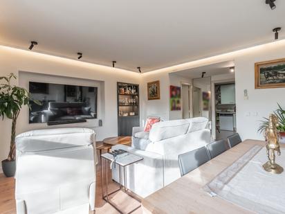 Sala d'estar de Pis en venda en  Madrid Capital amb Calefacció, Piscina i Balcó