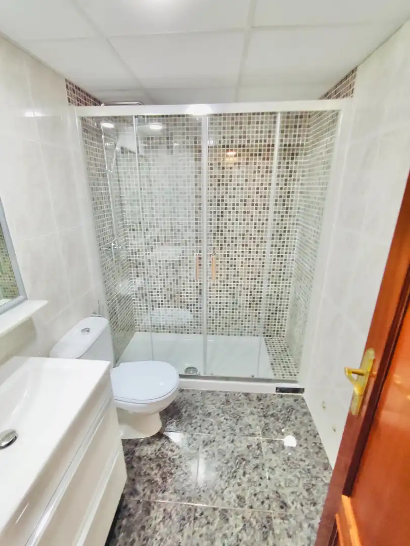 Baño de Apartamento de alquiler en Granada con Aire acondicionado, Calefacción y Amueblado