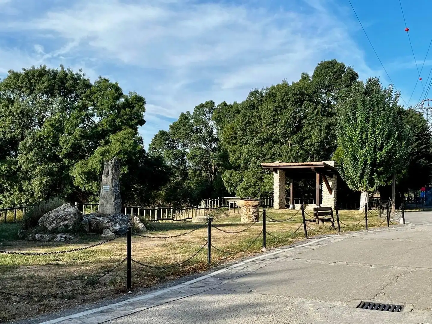 Vista exterior de Casa adosada en venta en Pinilla del Valle con Calefacción, Jardín privado y Trastero