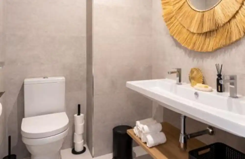 Baño de Apartamento de alquiler en Estepona con Aire acondicionado, Terraza y Piscina
