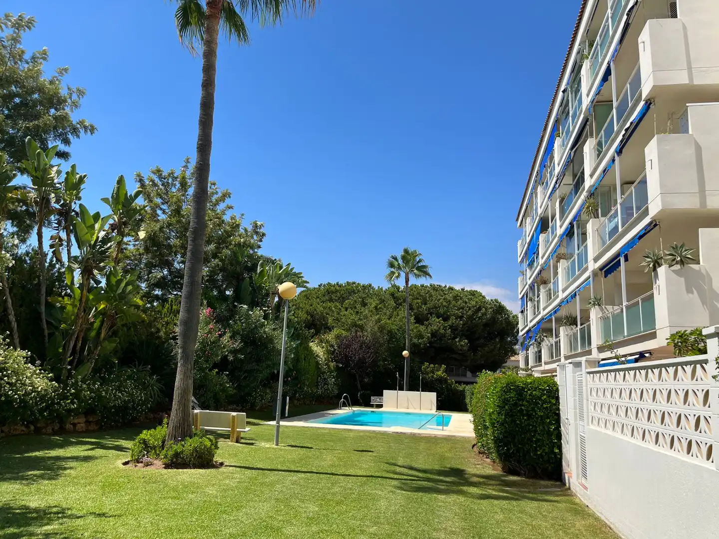 Piscina de Estudio en venta en Marbella con Amueblado, Lavadora y Piscina comunitaria