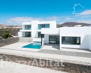 Vista exterior de Casa o xalet en venda en Tías amb Aire condicionat, Terrassa i Piscina