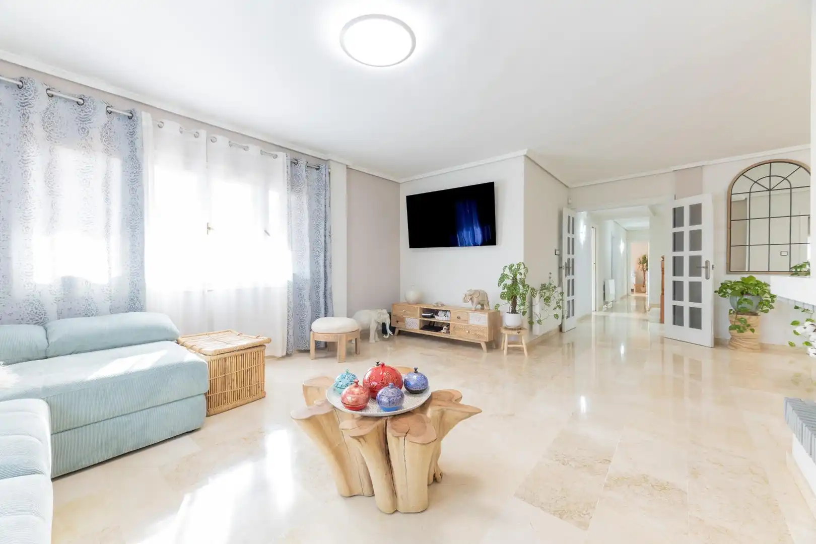Sala d'estar de Casa o xalet en venda en Requena amb Jardí privat, Terrassa i Piscina