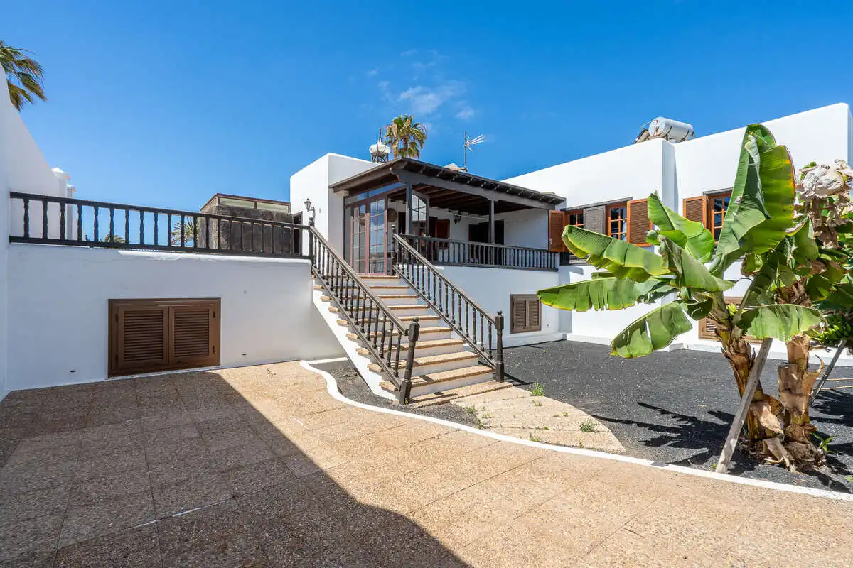 Vista exterior de Casa o xalet en venda en Arrecife amb Jardí privat i Piscina