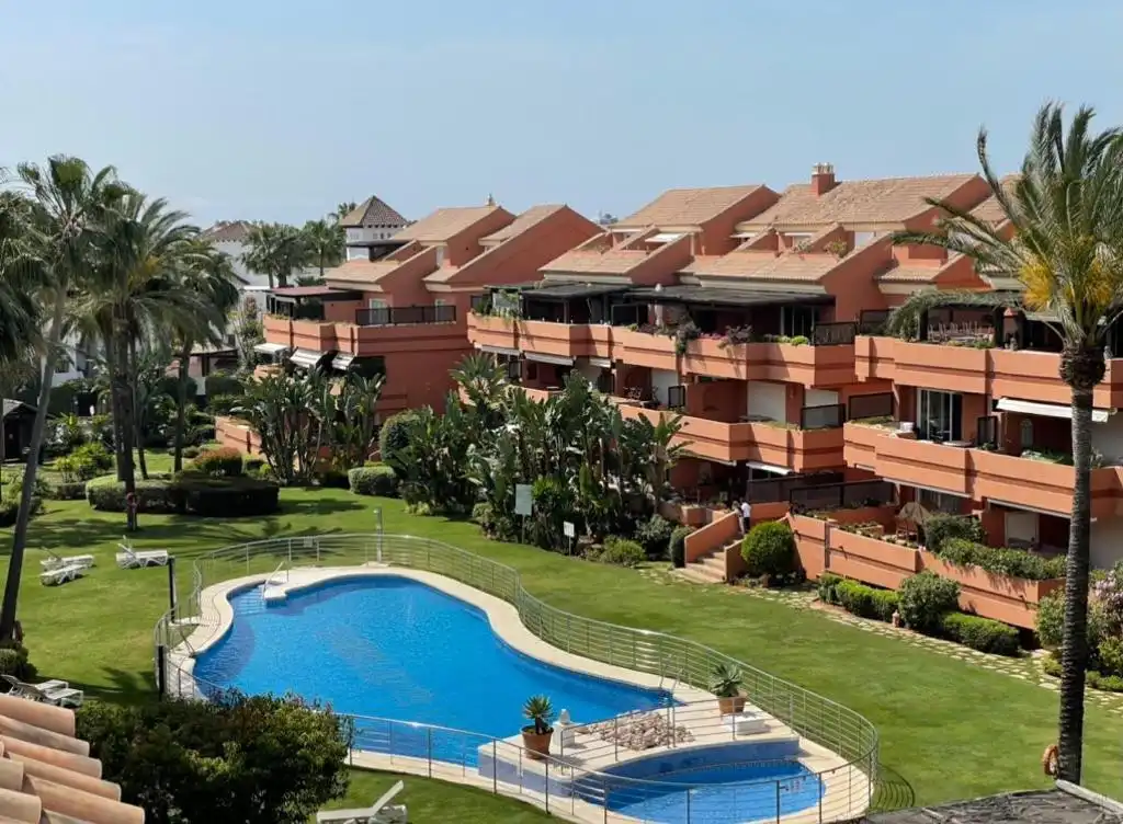 Exterior view of Attic for rent in Nueva Andalucía