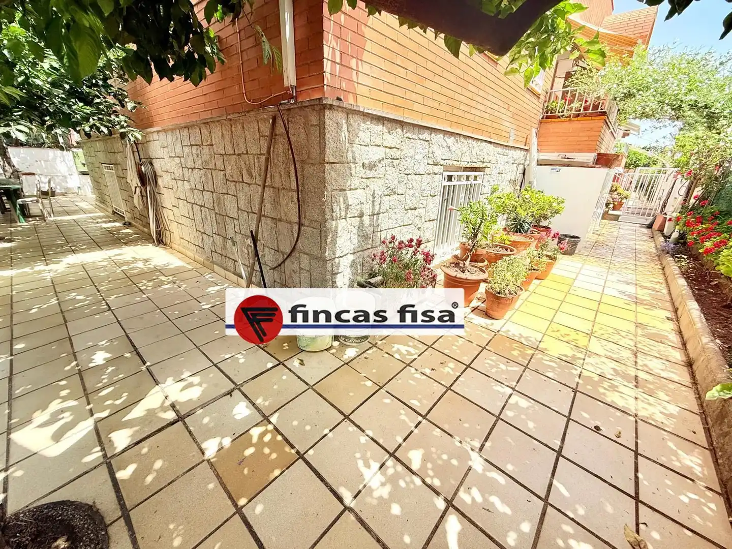 Vista exterior de Casa adosada en venda en Premià de Mar amb Aire condicionat, Calefacció i Jardí privat