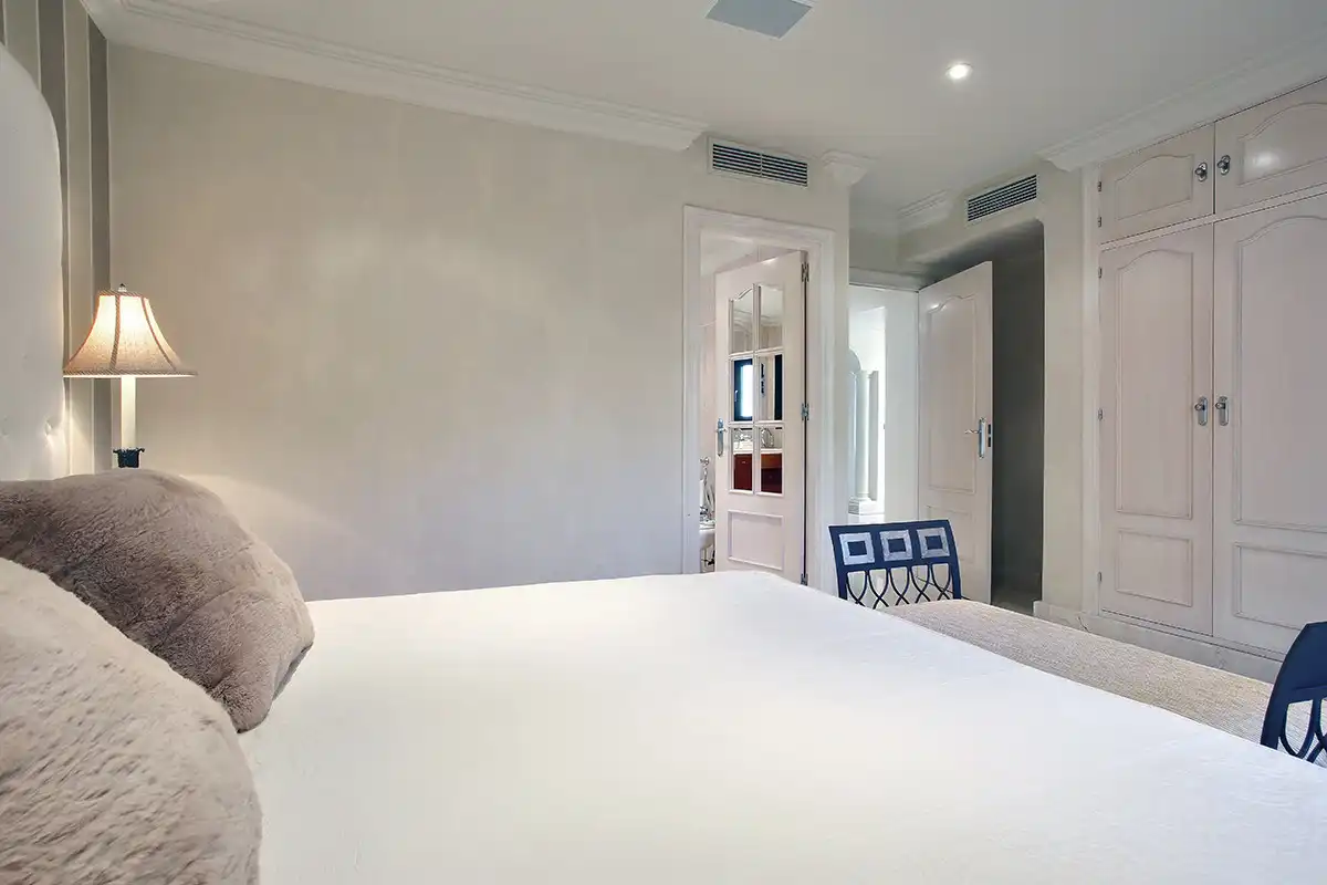 Schlafzimmer von Erdgeschoss zur Miete in Marbella mit Klimaanlage, Terrasse und Schwimmbad