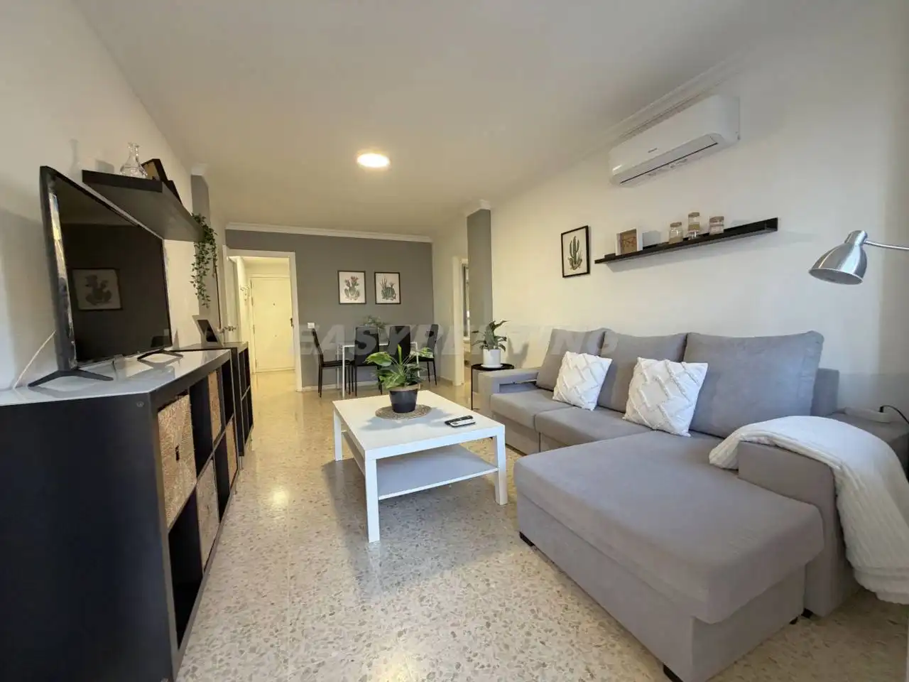 Sala d'estar de Pis de lloguer en La Línea de la Concepción amb Aire condicionat, Terrassa i Moblat