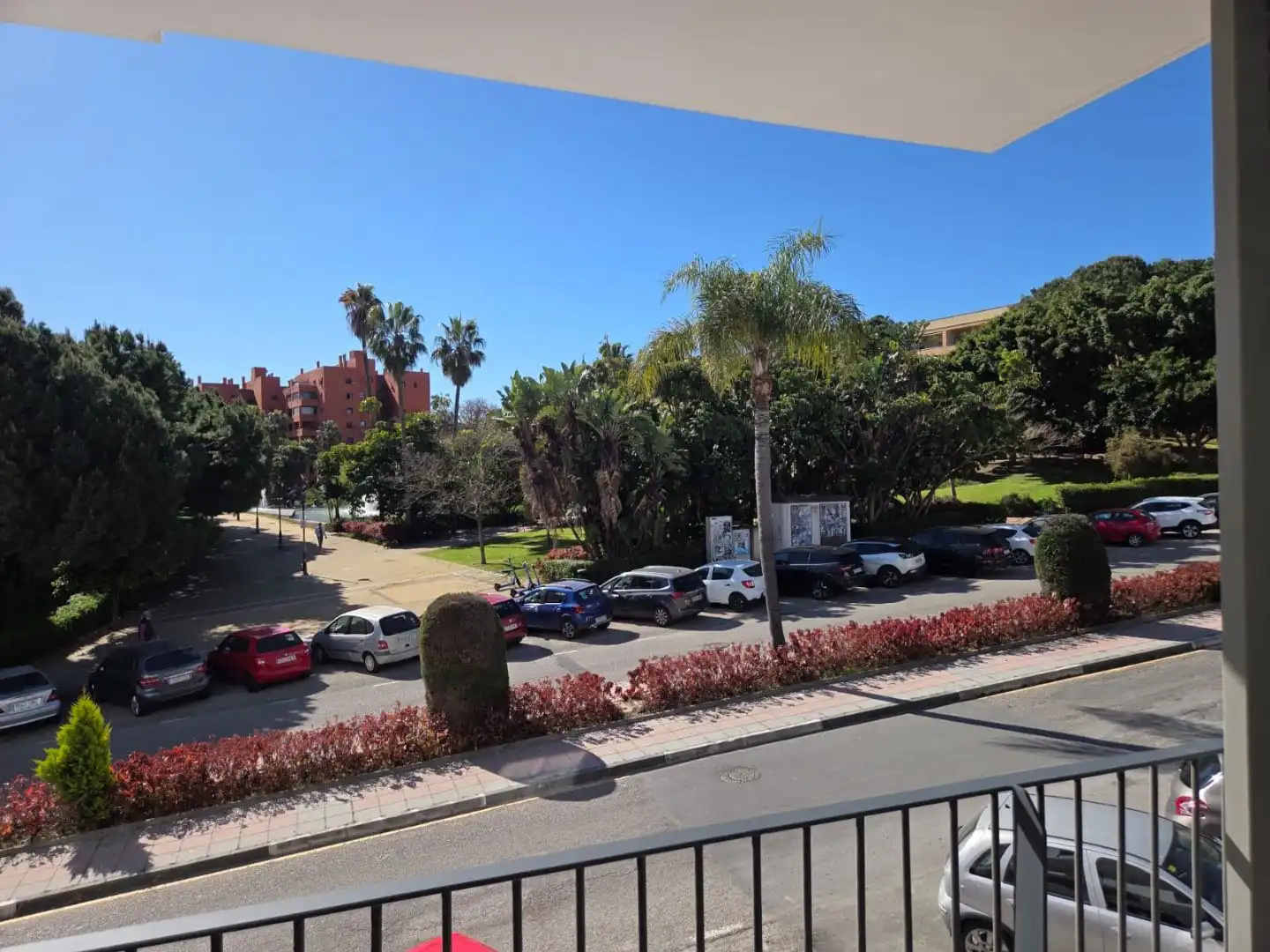 Vista exterior de Pis en venda en Estepona amb Aire condicionat, Terrassa i Piscina