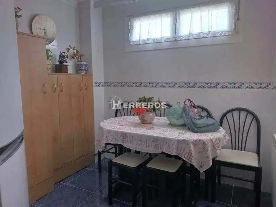Menjador de Casa adosada en venda en Alesanco amb Calefacció, Parquet i Terrassa