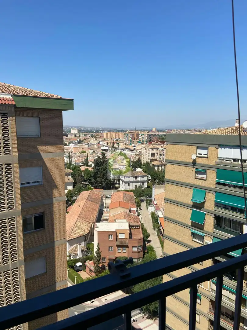 Exterior view of Flat for share in Granada  with Furnished and Balcony