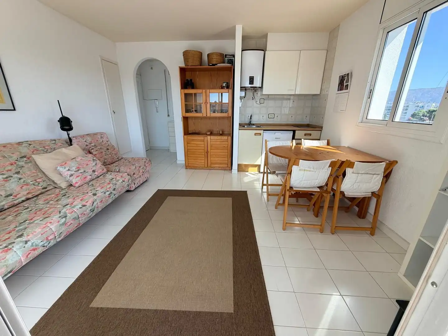 Sala d'estar de Estudi en venda en Roses amb Calefacció, Terrassa i Moblat