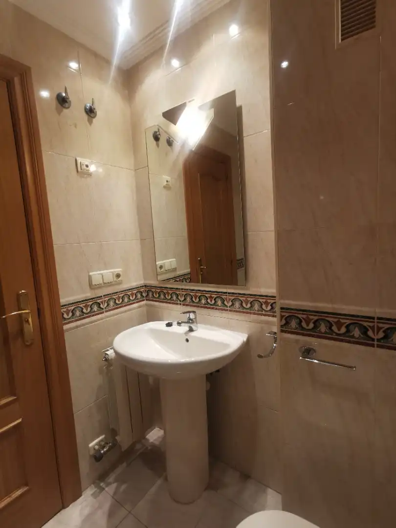 Badezimmer von Wohnung zum Verkauf in Salamanca mit Heizung, Parkett und Ofen