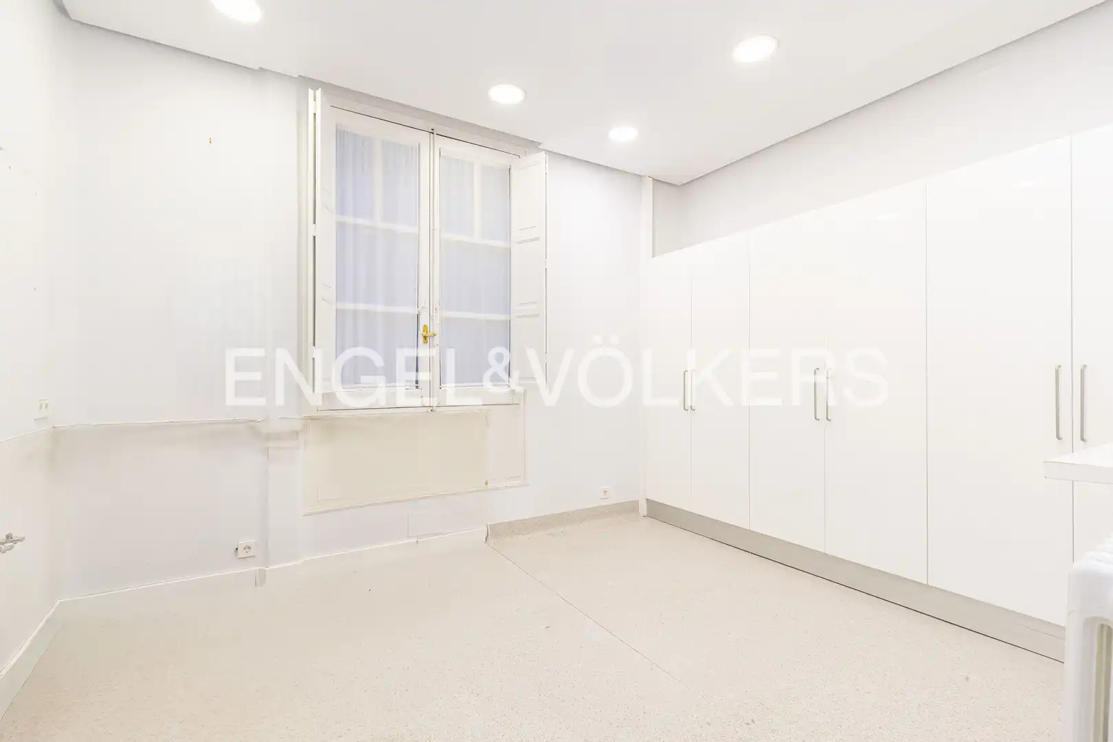 Habitación de Piso en venta en Madrid con Calefacción, Trastero y Balcón
