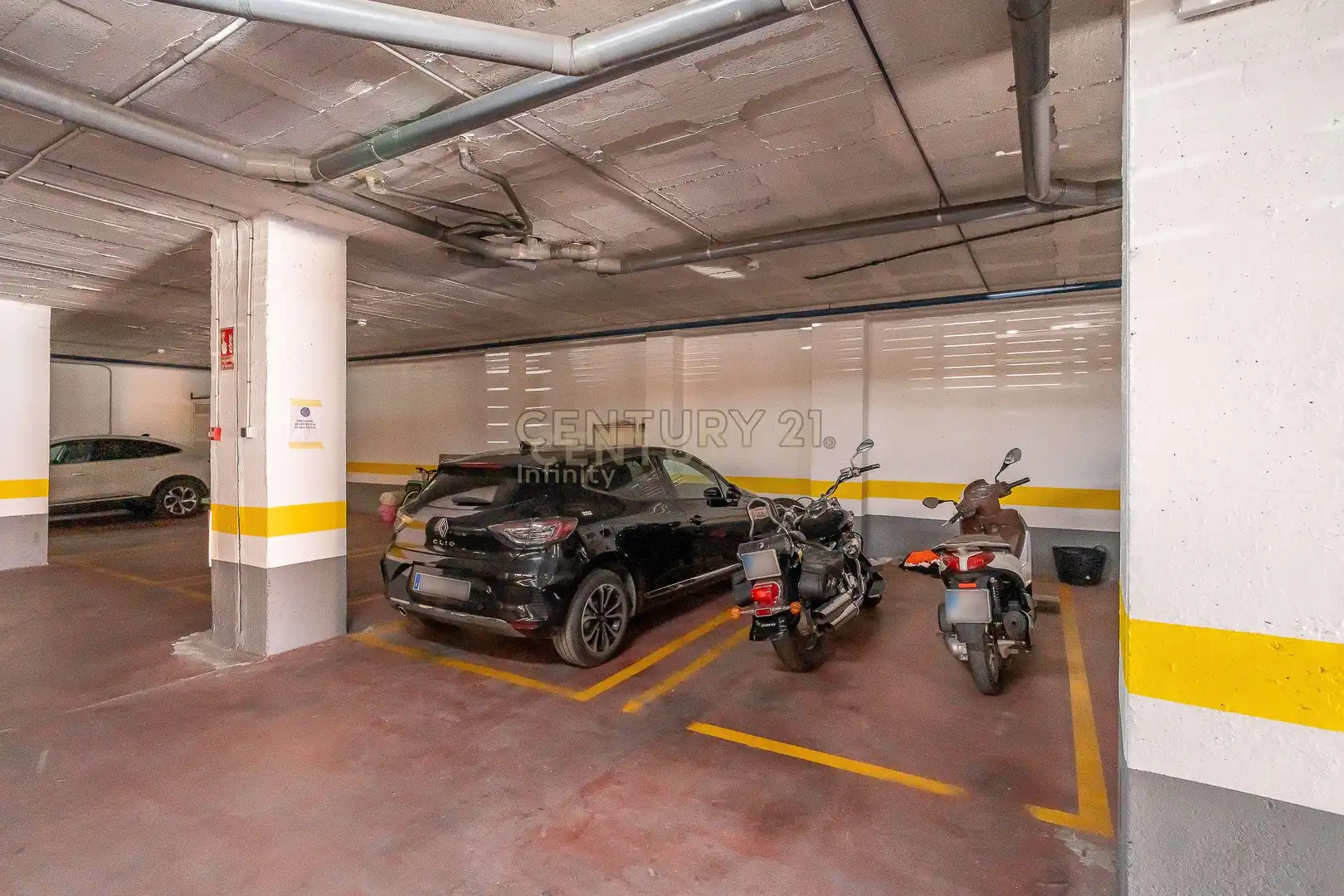 Parking de Apartamento en venta en Estepona con Jardín privado, Horno y Piscina comunitaria