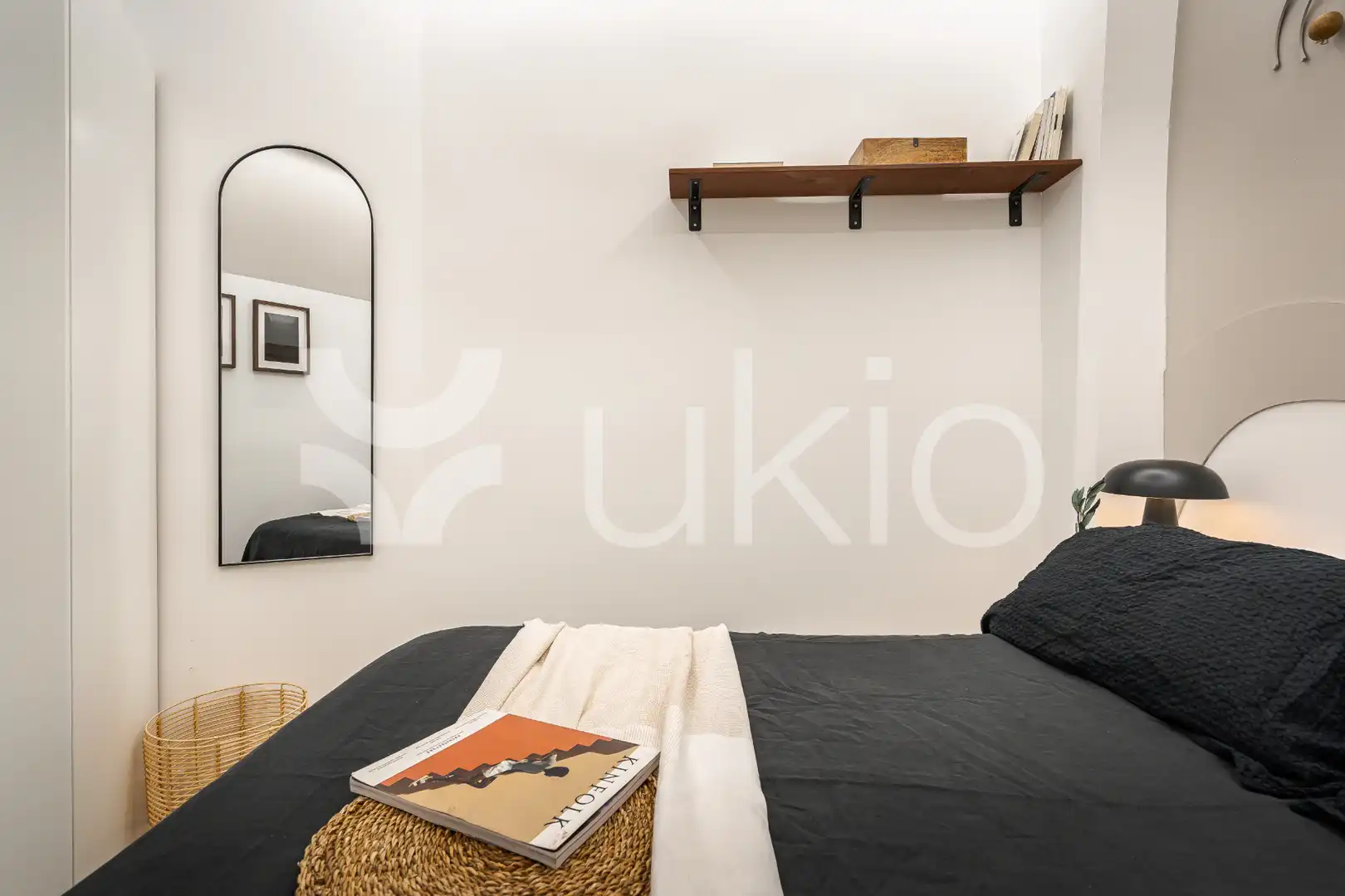 Dormitori de Apartament de lloguer en Madrid amb Aire condicionat, Calefacció i Moblat