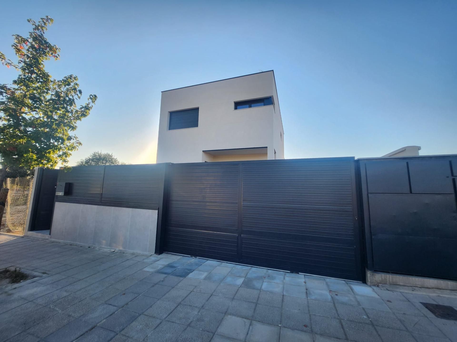 Vista exterior de Casa adosada en venda en Villalbilla