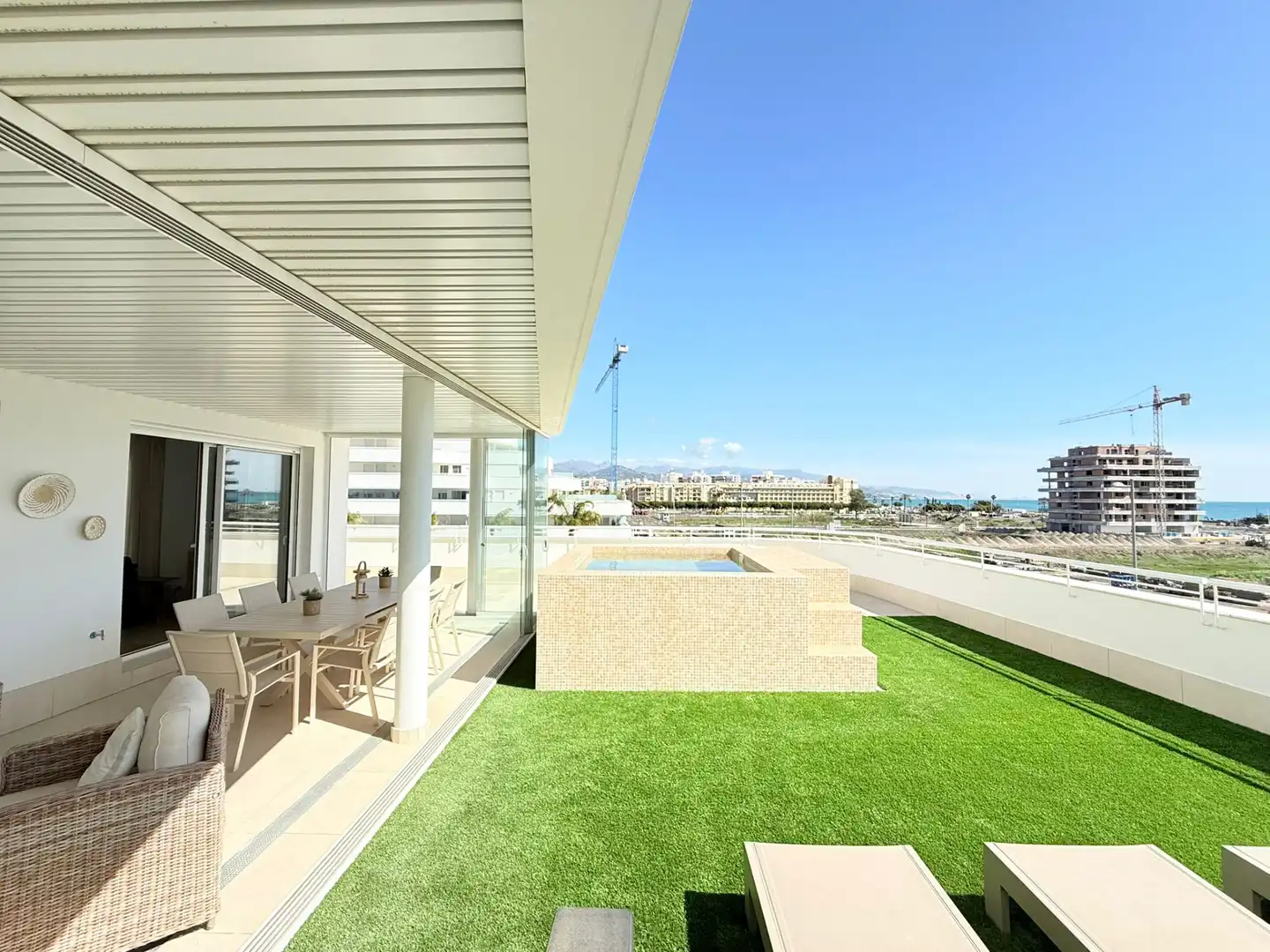 Terraza de Ático en venta en Vélez-Málaga con Aire acondicionado, Trastero y Piscina