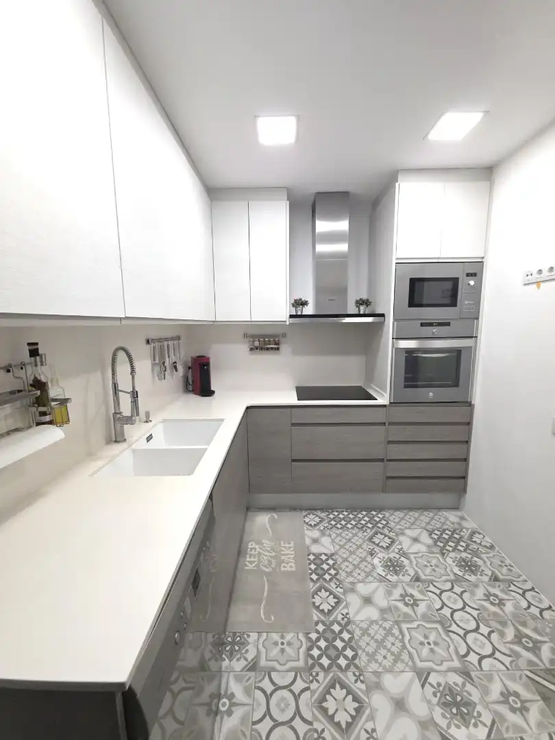 Cuina de Pis en venda en Barcelona amb Aire condicionat, Calefacció i Moblat