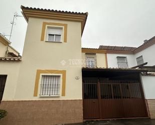 Vista exterior de Casa adosada en venda en Utrera amb Traster