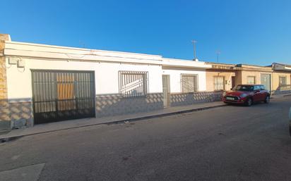 Vista exterior de Casa adosada en venda en Cartagena amb Terrassa