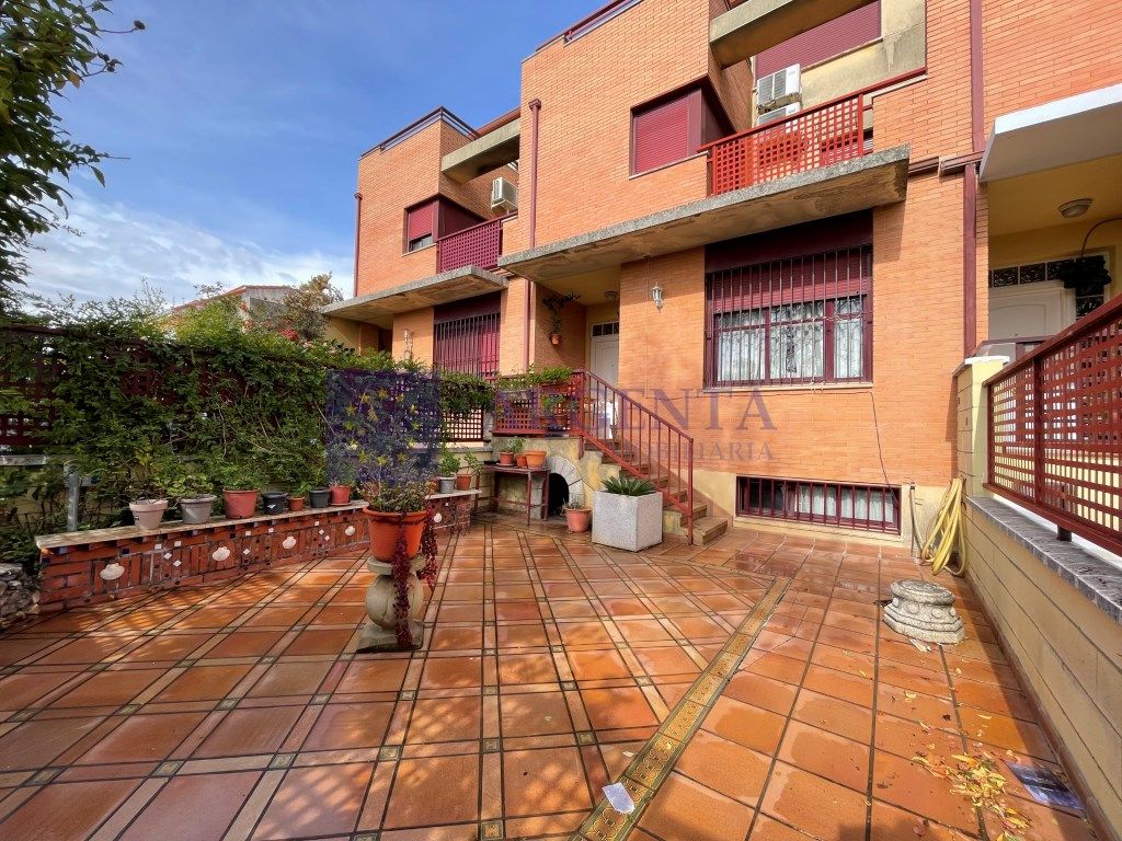 Exterior view of Single-family semi-detached for sale in Cáceres Capital  with Air Conditioner and Terrace